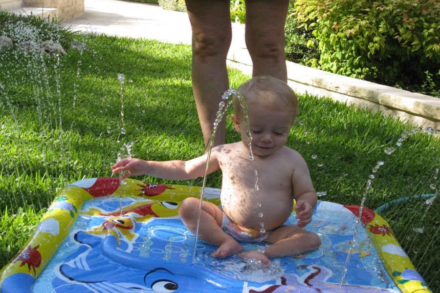 ../image/day 1 sprinkler fun with dean 2.jpg